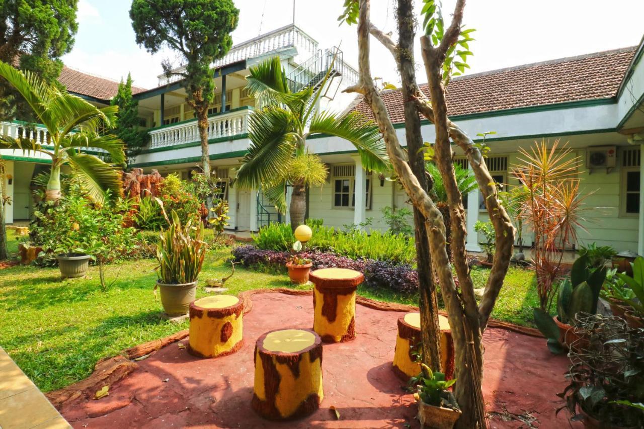 Hotel Camelia Malang Buitenkant foto