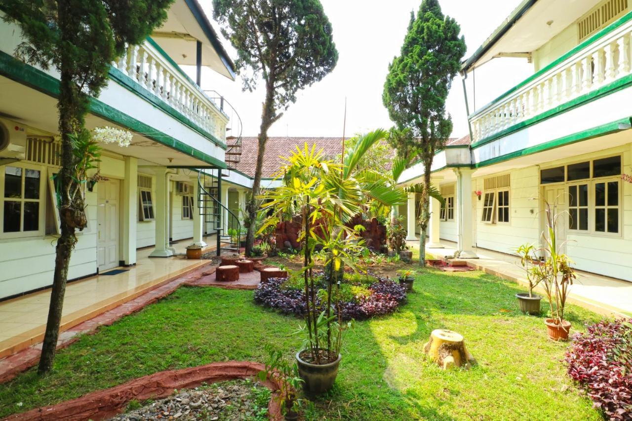 Hotel Camelia Malang Buitenkant foto