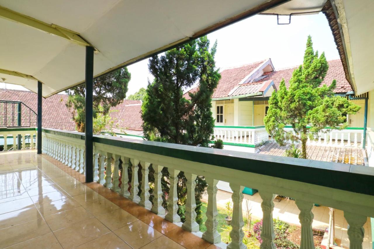 Hotel Camelia Malang Buitenkant foto