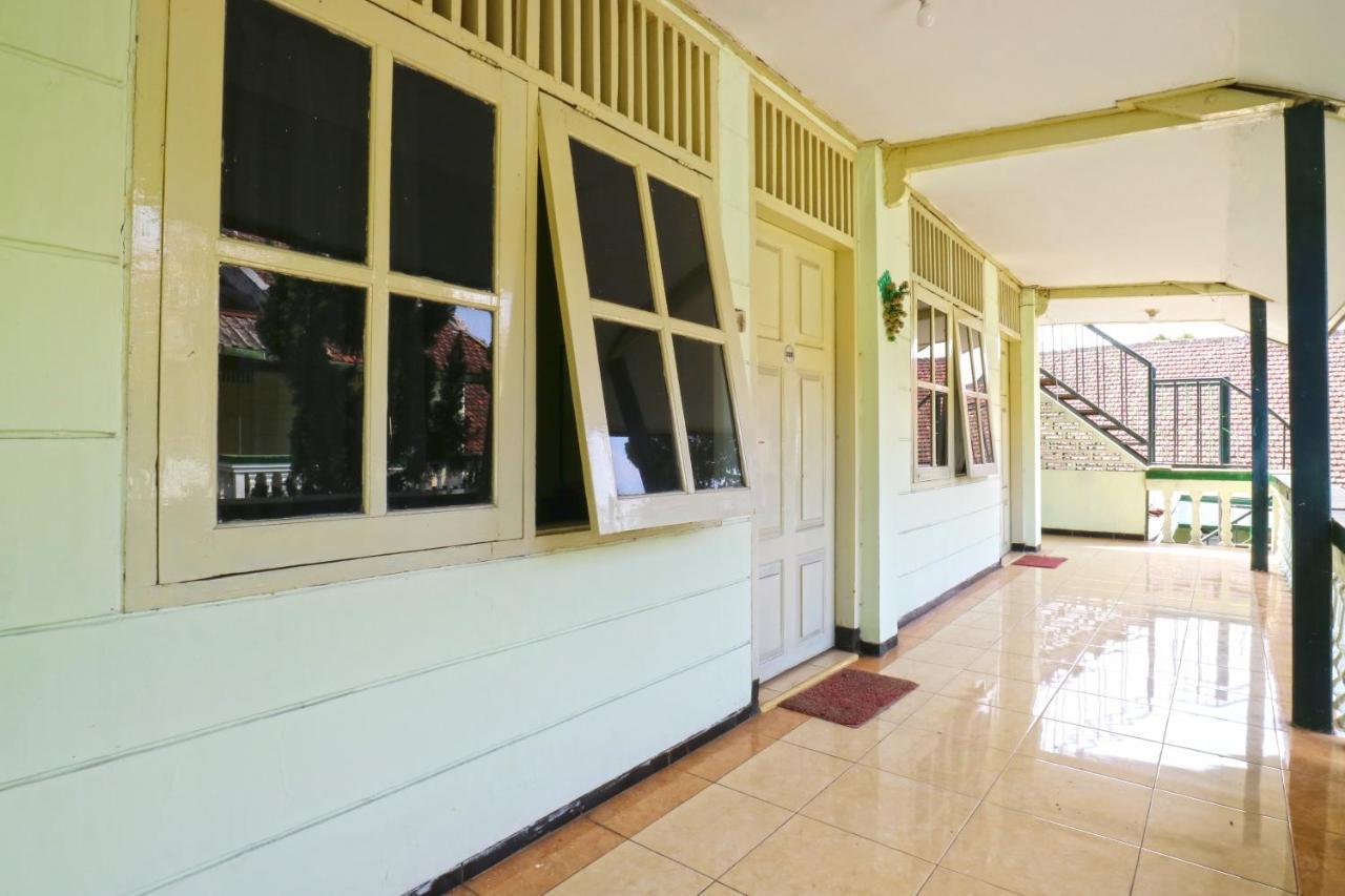 Hotel Camelia Malang Buitenkant foto
